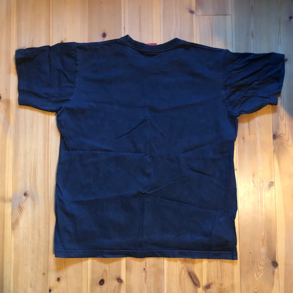 En unik tshirt med tryck och schysst vintage fade, sitter boxy! :). T-shirts.