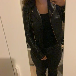 Skinnjacka - Säljer min svarta skinnjacka som jag fick för länge sen som är för liten! Kommer ej till användning 