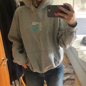 Hoodie från reclaimed vintage!! - Säljer nu denna coola hoodie som jag köpte för ungefär 1 år sedan! Den har jätte najs passform och är jätte skön☺️❣️❣️ Köptes för va 350 men säljer nu för 110! Bara kom privat om man vill ha fler bilder💖💖Den är i använtskick☺️🙌
