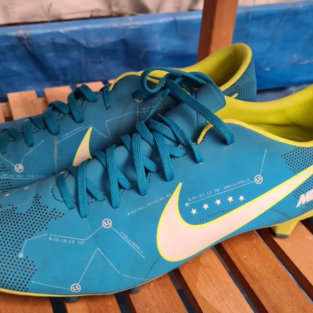 NIKE FOTBOLLSSKOR  Storlek 42 26,5cm Väldigt fint skick.. Skor.