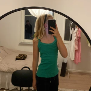 Linne från hm💕 - Säljer nu mitt super fina linne från hm divided🥰 säljer då de är lite stort. Helt som nytt och inga hål eller något sånt! Helt som nytt. Kan mötas upp Stockholm 