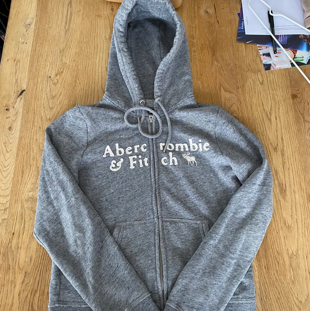 Abrecrombie and fitch hoodie, st S. Köpt i USA för några år sedan, och är sparsamt använd. Köpt för ca 300, säljer för 150!. Hoodies.