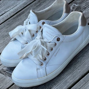 Gant skor storlek 36 - Sneakers från Gant! Säljer då dem ej passar längre. Dem är sparsamt använda men har såklart blivit lite smutsiga!   Storlek: 36!  Nypris runt ca 700kr  Mitt pris: 150kr  Köparen står för frakt!