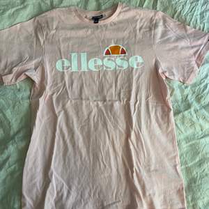 T-shirt från Ellesse. Knappt använd. 