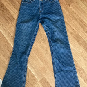 Blå jeans med ränder  - Säljer dessa superfina jeans då de tyvärr är för små. Köpt på humana för 299kr💗