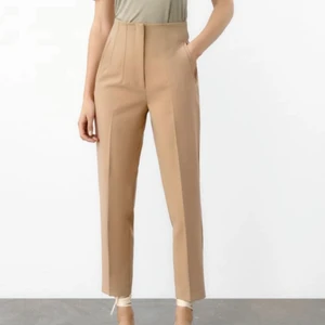 Zara kostymbyxor  - Kostymbyxor i beige från zara i storlek S.  Nyskick. Köpta för 359kr 