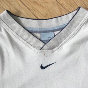 Vintage nike t shirt - V ringad vintage  svart vit/cream färgad nike t shirt med speciella ärmar, storlek L, lite fläckig högst upp som visat på bild