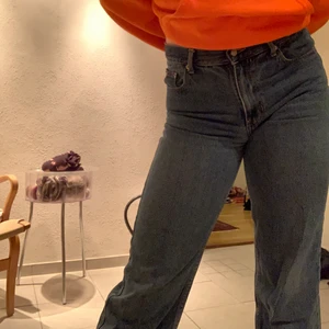 Jeans  - Högmidjade jeans som är lite kortare i benen. Lite osäker på storleken   Jag kan både mötas upp och posta den men köparen står då för frakten. 