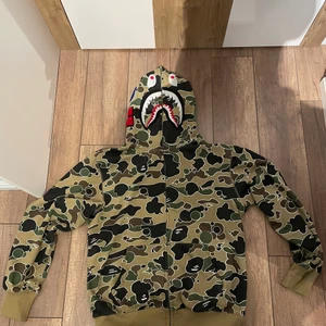 Bape hoodie - En bape hoodie i storlek Xl sitter som L-M  Typ helt ny inga fel Kan bytas mot nått