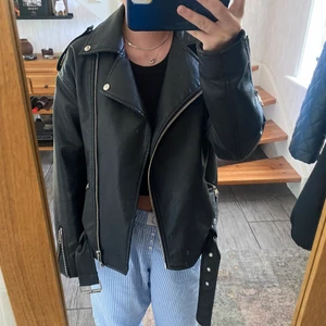 Overaized skinnjacka - Skit snygg skinnjacka från Nelly i märket missguided! Den är inte använd mycket så den är i gott skick! Tryck inte på köp nu!!!! Skriv privat för frågor❤️