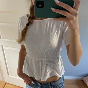 Söt topp  - Såå söt topp från Bik bok, säljer då den tyvärr blivit lite för liten på mig❤️❤️ inte använd mycket och jag inga fläckar eller skador❤️❤️