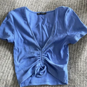 Tröja zara - Blå v-ringad tröja från zara, använd en gång💙