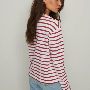 Tröja  - Röd randig tröja ifrån NA-KD i storlek s