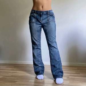 Säljer skit snygga lågmidjade jeans som tyvärr är förstora för mig som har 38M i stl 💞Köparen står för frakten/ kan inte mötas upp. Skriv till mig om tankar å funderingar 💞