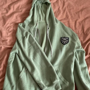 Kofta - Denna koftan är en mintig färg och har ett tunt material men skönt. Koftan säljs då eftersom ej används. Den är köpt på shein för någon månad sen och är i bra skick. Köparen står för frakten. 