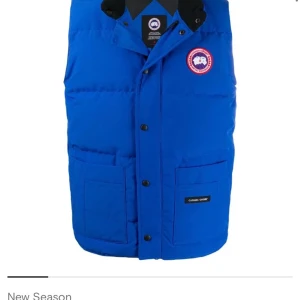 Canada Goose  -  Ny pris 10lax på Farfetch. Den är lite smutsig men den är försiktigt använd så efter en tvätt ser den ny frågor. Pris kan diskuteras vid snabb och smidig affär, byte mot något med samma värde är ett alternativ också!