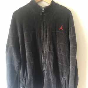Jordan velour Manchester zip tröja Large/Xlarge  - 90tals Jordan tröja i Large men som en Xlarge i storlek svart med röd jumpman 
