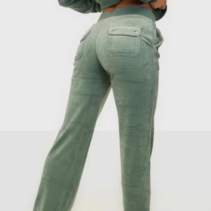 Slutsålda juicy couture byxor - (Går även att buda i DM) 💓Slutsålda Velour byxor från juicy couture! Färg chinois green. Använda endast 2 gånger. Strl L men passar M och S. I nyskick! Midjan är justerbar. Byxorna skickas omgående🫶