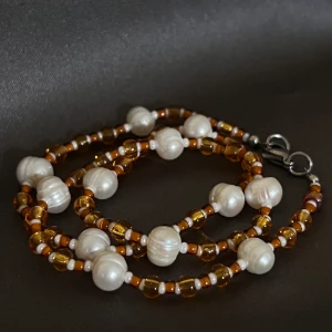 Höst halsband - Super snyggt halsband som är perfekt nu till hösten. Halsbandet är 40cm. Ingår spänne och ringödlor så man kan justera det efter önskan. Obs frakt tillkommer på 15kr 