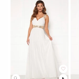 Vit Balklänning - Säljer denna superfina glittrande vita balklänning ifrån Bubbleroom. SLUTSÅLD på hemsidan, Strl: 38 Färg: Vit. Magisk klänning som gör dig till en grekisk gudinna. Gulddetaljer på axelband och midjaband  Keyhole knäppning bak och Chiffong Frakt: 66kr🌸💓