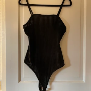Svart ribbad body - En svart, ribbad Body från Bik Bok  i fint skick! Använd ca 4 gånger💗