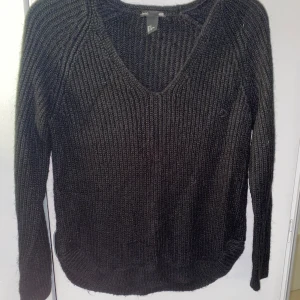 Stickad tröja - En svart stickad v-ringad tröja. Säljer pga att den inte kommer till användning. Den är från hm och är i storlek S