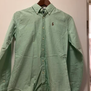 Skjorta från Ralph lauren - Hej! Säljer denna superfina skjortan från ralph lauren eftersom den aldrig kommit till användning så väldigt fint skick! Köparen står för frakten 🤍