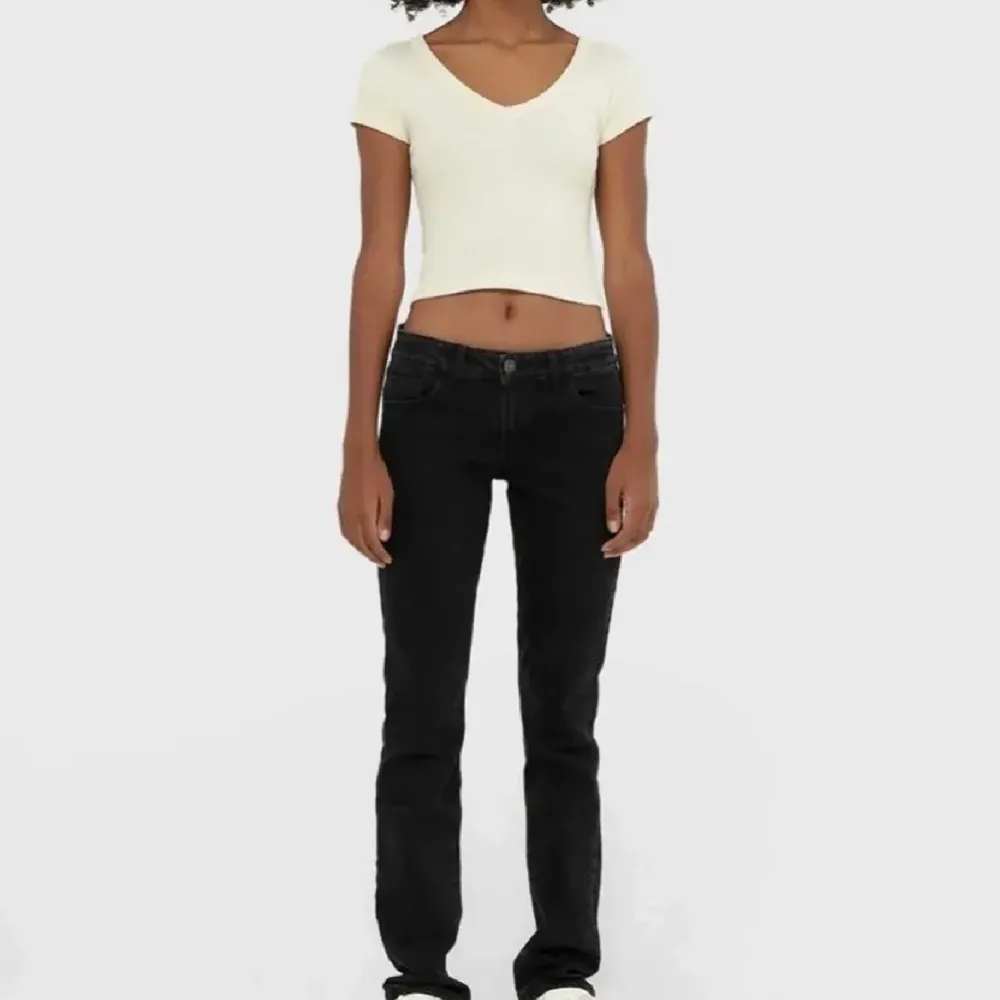 Säljer mina svarta lågmidjade jeans från STR (köpta från zalando). Fint skick.. Jeans & Byxor.
