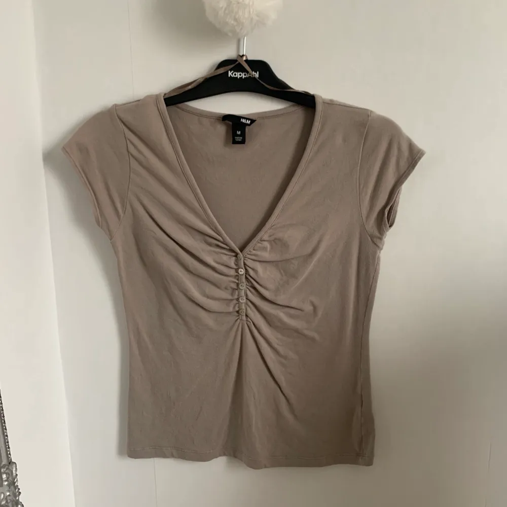 (Inga bilder på! Skriv till mig först innan ni köper!) Beige/brun tröja från H&M i storlek M!🖤någon fläck på ryggen (bild 3) som nog går bort i tvätten! Fraktkostnaden kan variera beroende på betalsätt!💞 . Toppar.