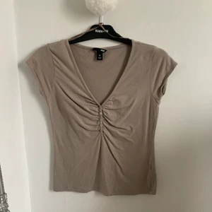 Tröja  - (Inga bilder på! Skriv till mig först innan ni köper!) Beige/brun tröja från H&M i storlek M!🖤någon fläck på ryggen (bild 3) som nog går bort i tvätten! Fraktkostnaden kan variera beroende på betalsätt!💞 