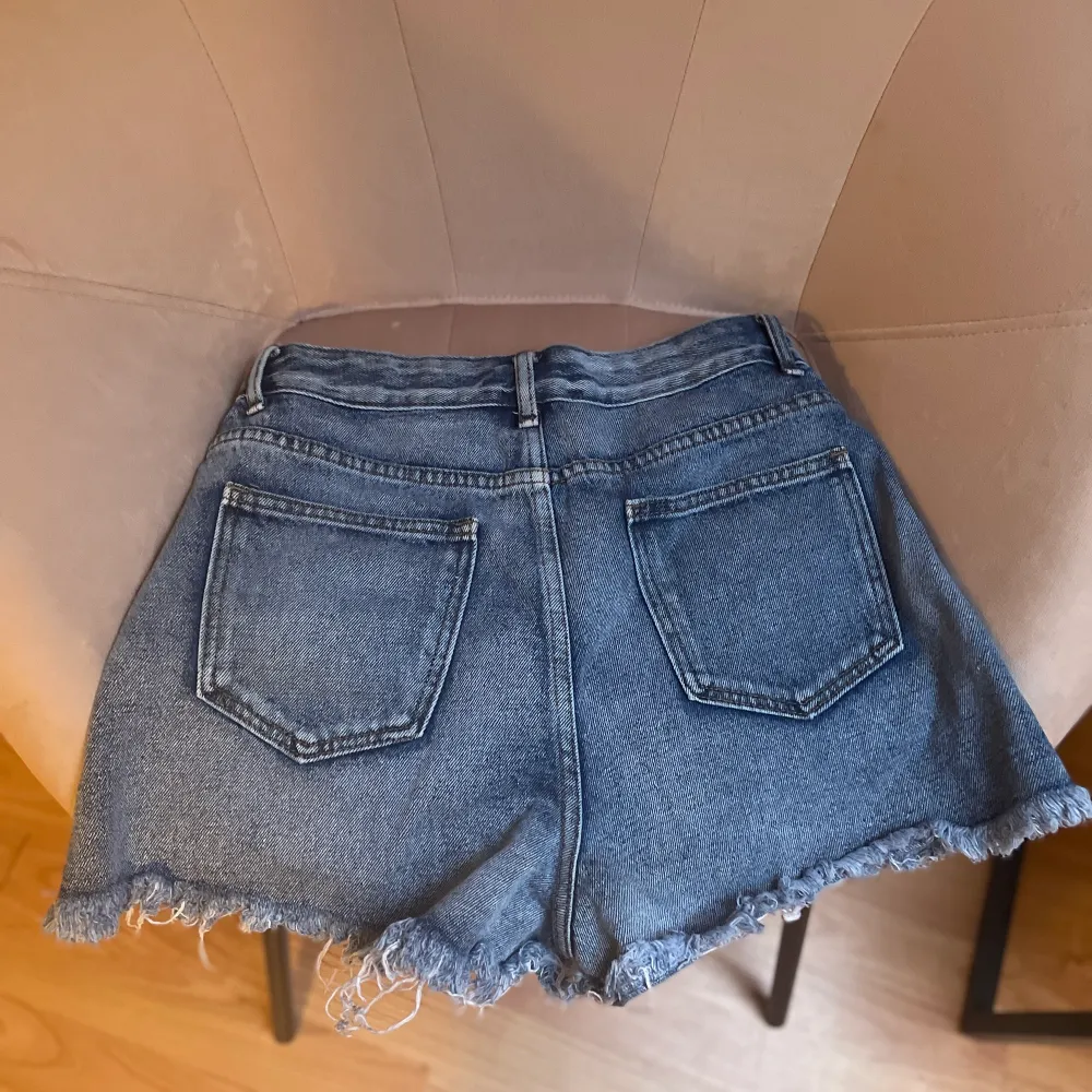 Har aldrig använt dessa shorts för de passade ej. Köpta från shein så därför priset. Skulle säga att de passar de med stl S eller XS då ja själv ofta ha M och knappt fick på mig de . Shorts.