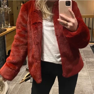 Röd päls  - Så snygg röd päls från Dry Lake strl XS 🌟Väldigt mjuk o varm, perfekt till höst/vinter. Köpt för 1800kr, frakt 66kr eller möts upp i Stockholm.