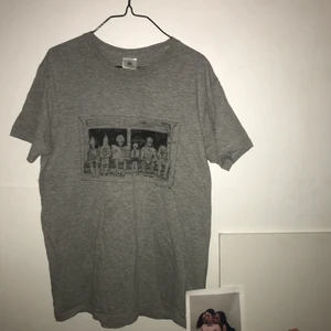 Tröja med tryck - T-shirt med gorillaz tryck. Tar swish!