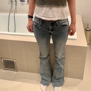 Lågmidjade jeans - Lågmidjade jeans från Brandy Melville köpa i början av det här året för ca 400 kr. Säljer för 300 kr. Passar XS och S