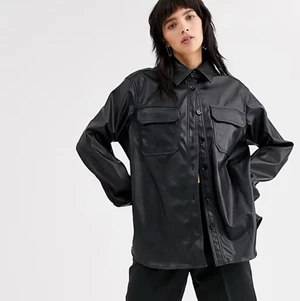 ”Läder”skjorta från Weekday - En PU läderjacka från Weekday. Både snygg öppen som stängd! Jag står för frakt 📦 PM vid frågor eller intresse. Endast betalning via swish