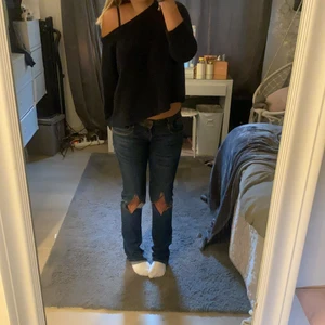 LTB jeans  - Säljer nu mina lågmidjade blåa ltb jeans! Så snygga orginal pris är runt 800! Passar mig som har storlek 38 (är 173) men skulle nog säga att mindre storlekar också kan va dom, bootcut modellen kom privat vid intresse ❤️