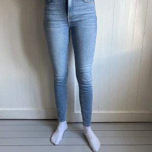 Jeans från Gina Tricot  - Tighta Jeans i strl 36. Knappt använda! 