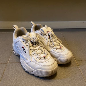 Fila disruptor strl 39 - Säljer mina hyfsat använda Filaskor i strl 39, passar mig som är 38 😝 Finns i DM för frågor / bilder, köpare står för frakt 📦 