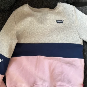 Levis sweatshirt  - Detta var min favorit tröja men nu ör den lite för liten. Den ska vara till 10 åringar men den passar nästan mig och jag ör 14
