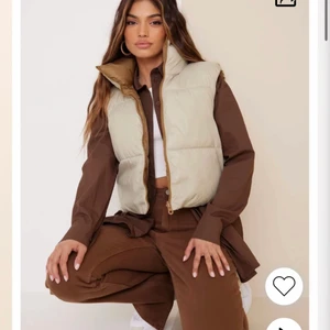 Väst från nelly - Snygg croppad väst som går att ha både brun och beige. Liten defekt finns vid fickan, kan fixas egna bilder vid intresse 