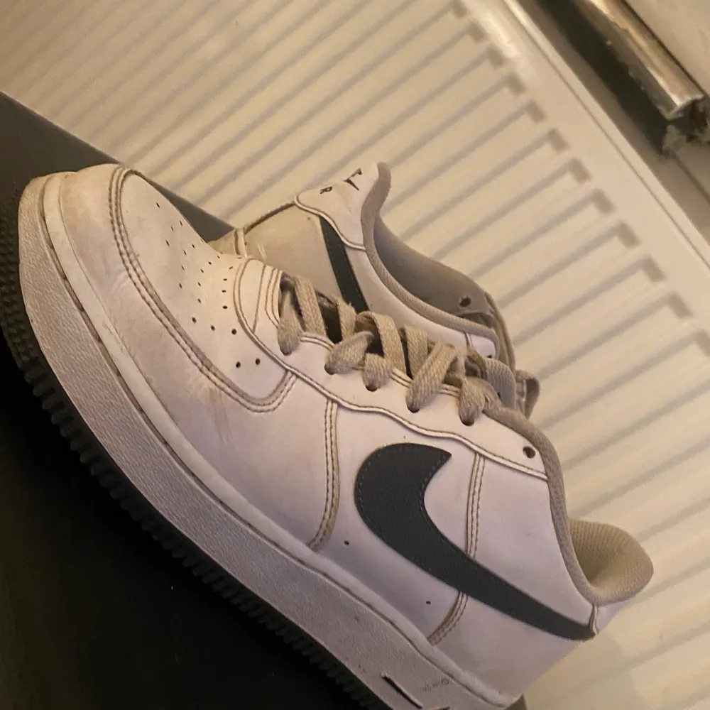 Hej! Säljer mina nike air skor köpta för 2 månader sedan! Ändå rätt så använt skick därav priset, dock inga vidare effekter förutom lite smuts som man bara kan tvätta! Tänker ska nämna att liteee av de svarta på ”air” texten är borta. Skriv för bilder💞. Skor.