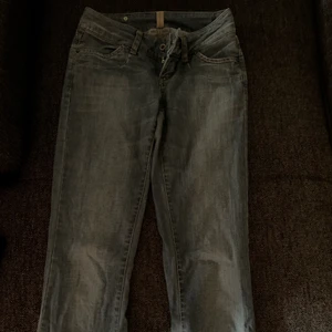 Lowaist jeans  - Snygga lågmidjade jeans som tyvärr inte passar längre🫶 lågmidjade och utsvängda. 