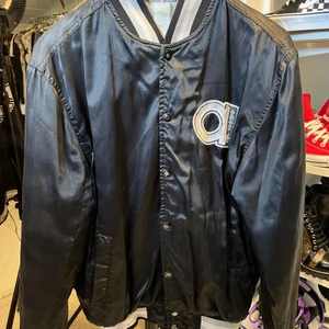 Adidas vintage bomberjacka  - En super fin Adidasjacka köpt på en vintage butik i usa. Kommer ej till användning. Storl 40