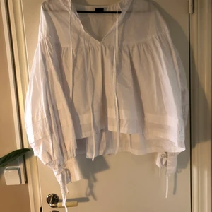 Blus med vackra detaljer  - Vit blus med vackra detaljer från Gina tricot. Storlek M. Sparsamt använd, i princip som ny. 