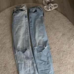 Boyfriend jeaSn - Ett par från Gina storlek 34 och ett par storlek 25 skulle säga som en xs då som är från bik bok 1 par 100kr 2 par 200kr ,dem har blivit för små för mig ,för mer bilder kontakta mig då 