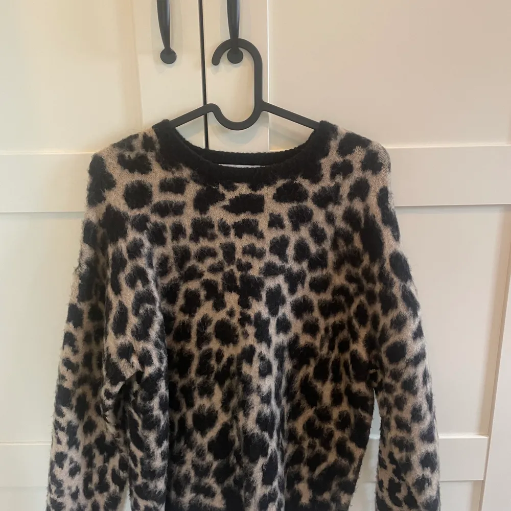 En fin och väldigt lite använd tröja i leopardmönster från NAKD. . Tröjor & Koftor.
