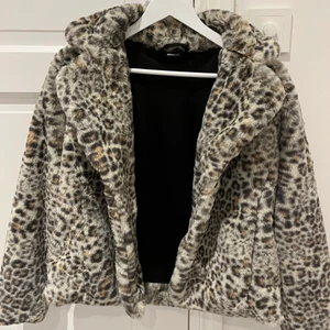 Jacka från Gina Tricot💗 - Säljer superfin fluffig jacka ifrån Gina tricot!🥰Endast använd 2-3 gånger! Strl Xs❤️100kr+frakt💗