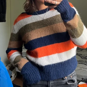 Stickad - Stickad tröja från COS i bra material 🧡🧡såå snygg men tyvärr bara använd 2 gånger av mig