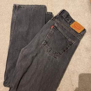 Skitsskygga mörkgråa vintage Levis jeans som tyvärr är för småa för mig. Superbra skick utan några som helst defekter.