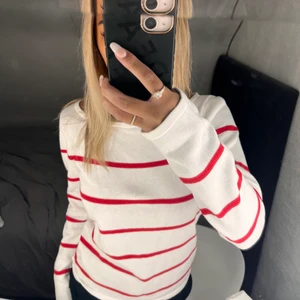 Stickad randig tröja  - En jätte fin stickad randig tröja med färgen vit och rött. Storlek Xs och är i jätte bra skick. 
